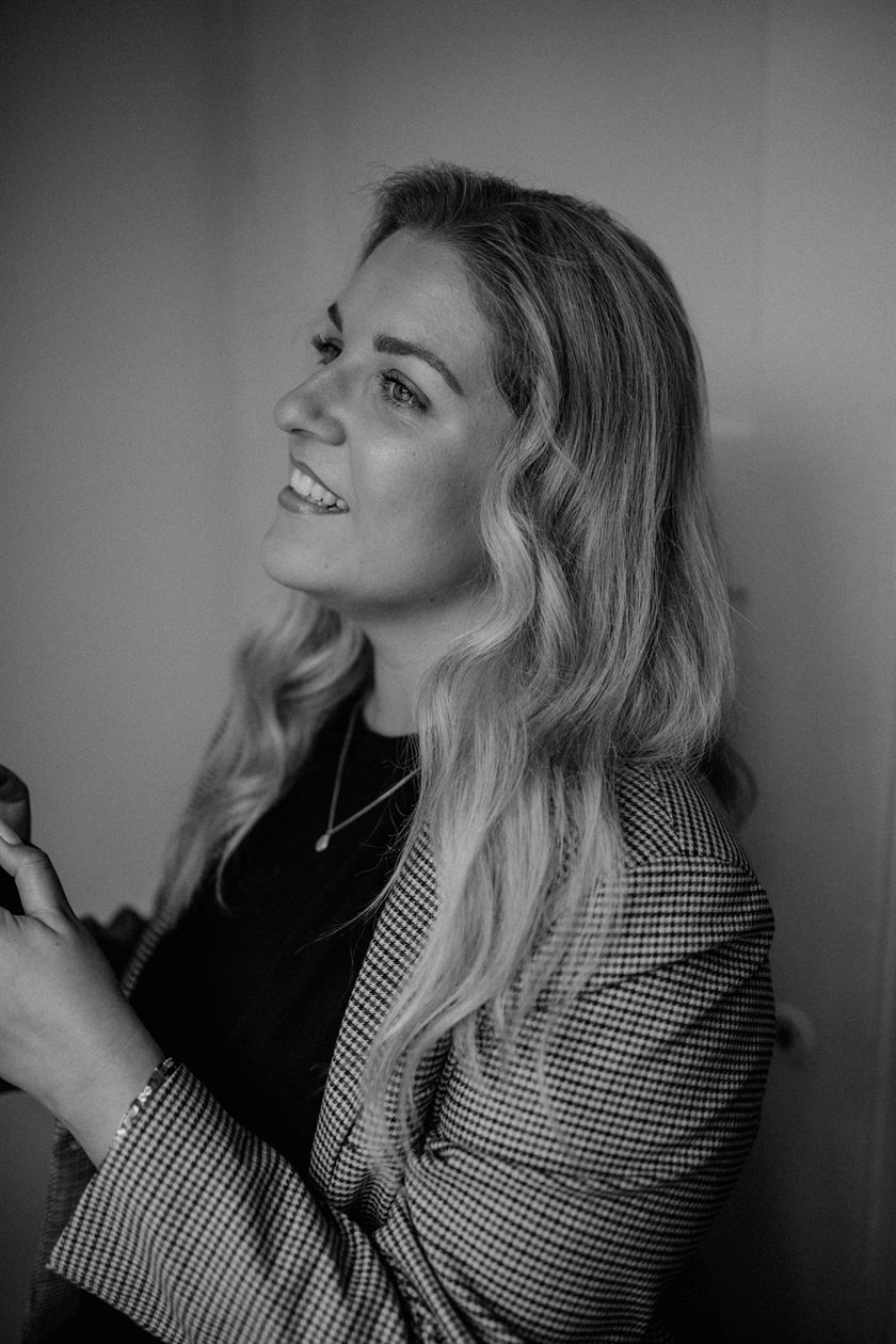 Lara Holzhofer im Profil, lachend, Schwarzweißaufnahme