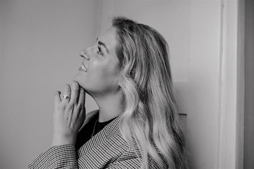 Lara Holzhofer im Profil, lachend, Schwarzweißaufnahme